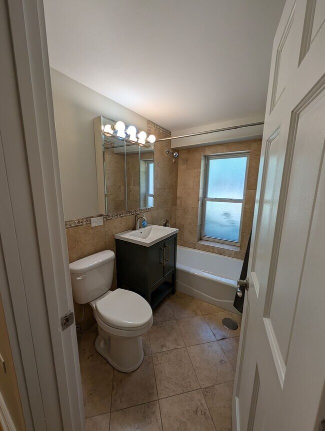 Building Photo - Rehabbed and Spacious Lakeview One Bedroom...