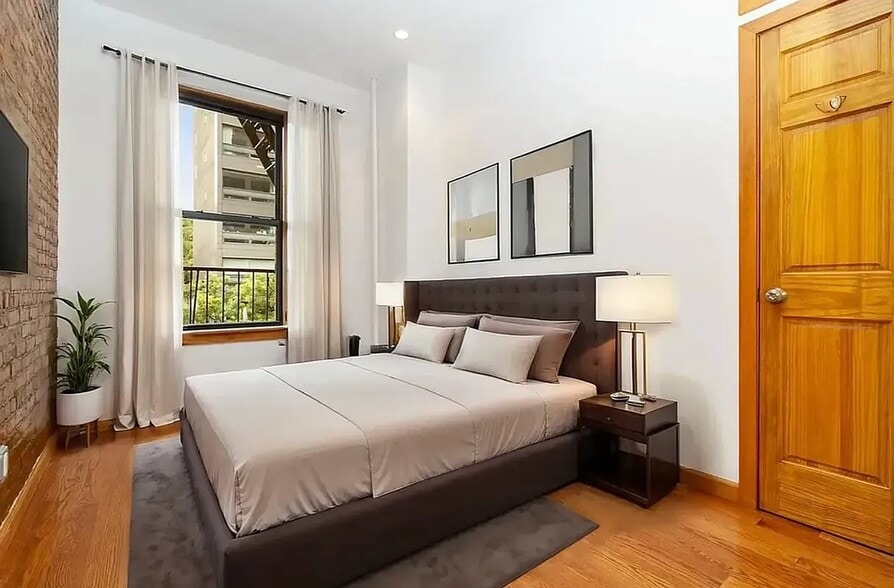 Building Photo - 273 W 10th St