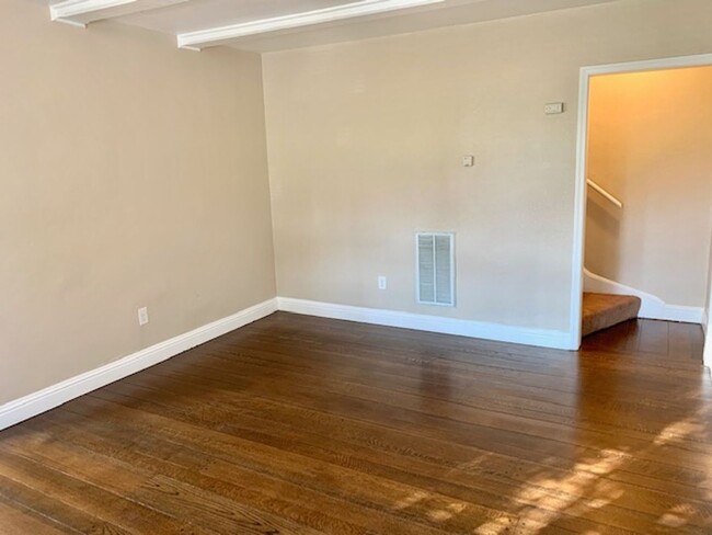 Building Photo - 00800