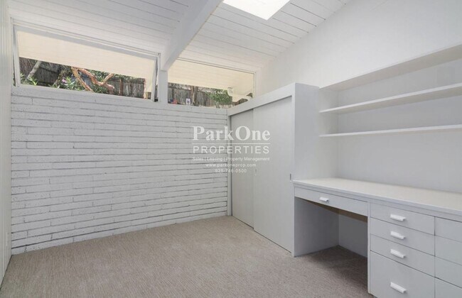Building Photo - Single-level mid-century home in the heart of Orinda!