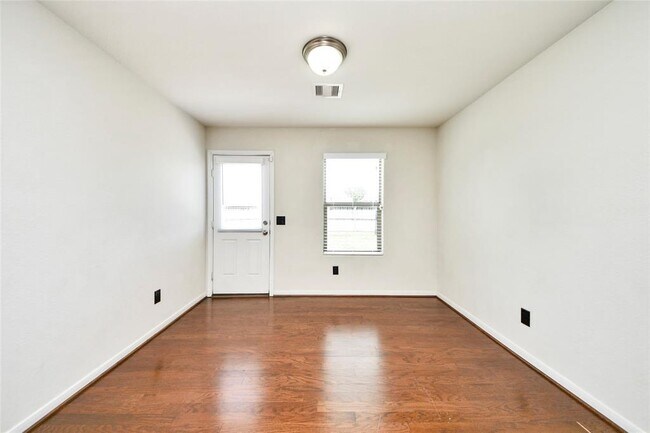 Building Photo - 5710 Camelia Evergreen Ln