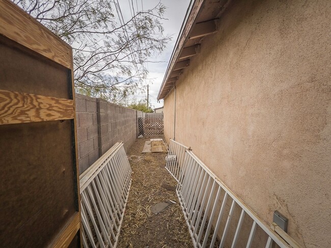 Building Photo - 1 bed and 1 bath located in Henderson!