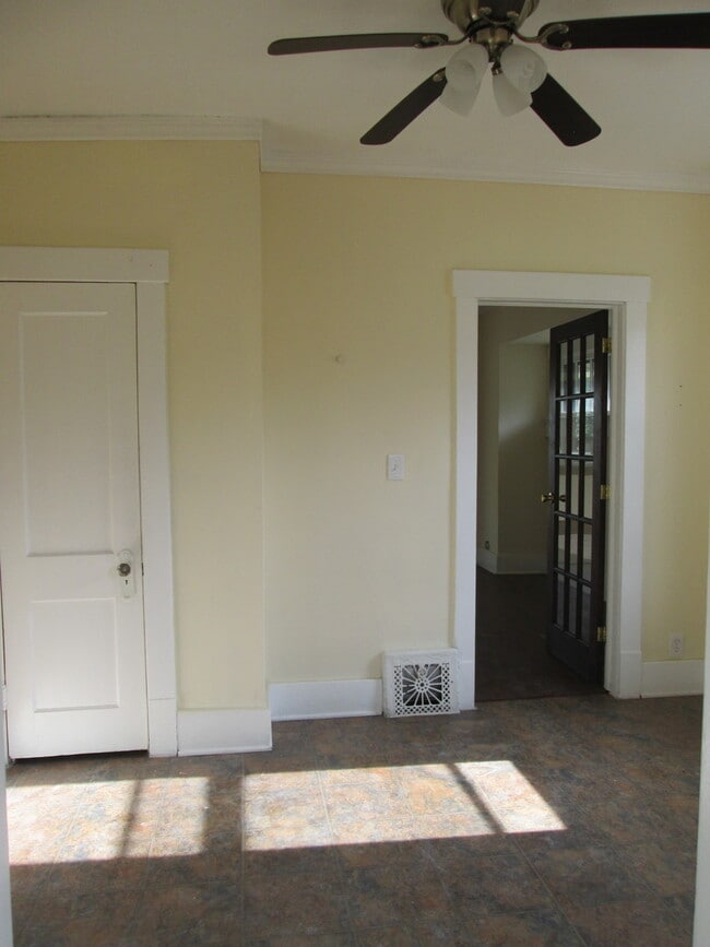 Building Photo - 410 E Kline St