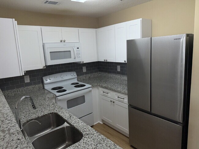Building Photo - "Charming 3-Bedroom Townhouse in Crestview with Granite Countertops & 2.5 Baths!"