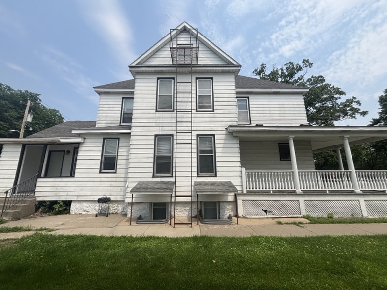 Building Photo - 611 5th Ave S