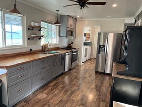 Building Photo - 564 E Jackson St