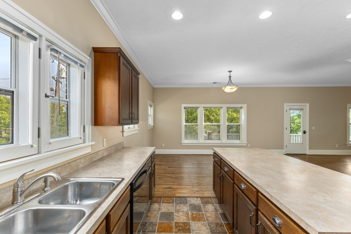 Building Photo - 835 Cherry St SE