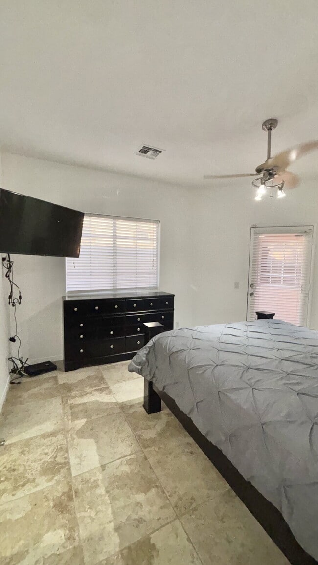 Building Photo - 3 Bedrooms and 2.5 Bathrooms Home on 7th Tee!