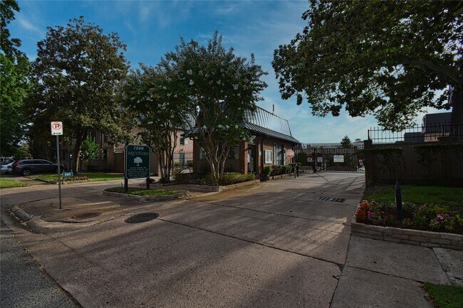 Building Photo - 2425 Underwood St