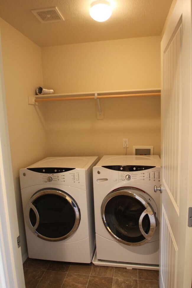 Building Photo - Progress Ridge end unit Townhome! Can't miss!