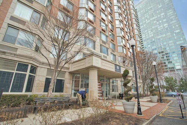 Building Photo - 20 2nd St