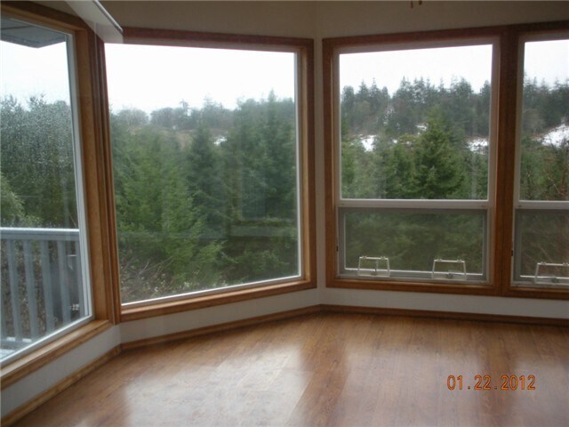Building Photo - Spacious Home With Sunroom