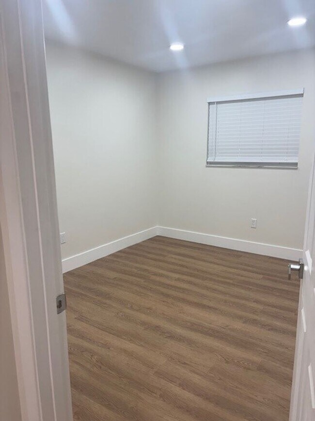 Building Photo - Beautiful, newly renovated 3/2 Condo in a ...