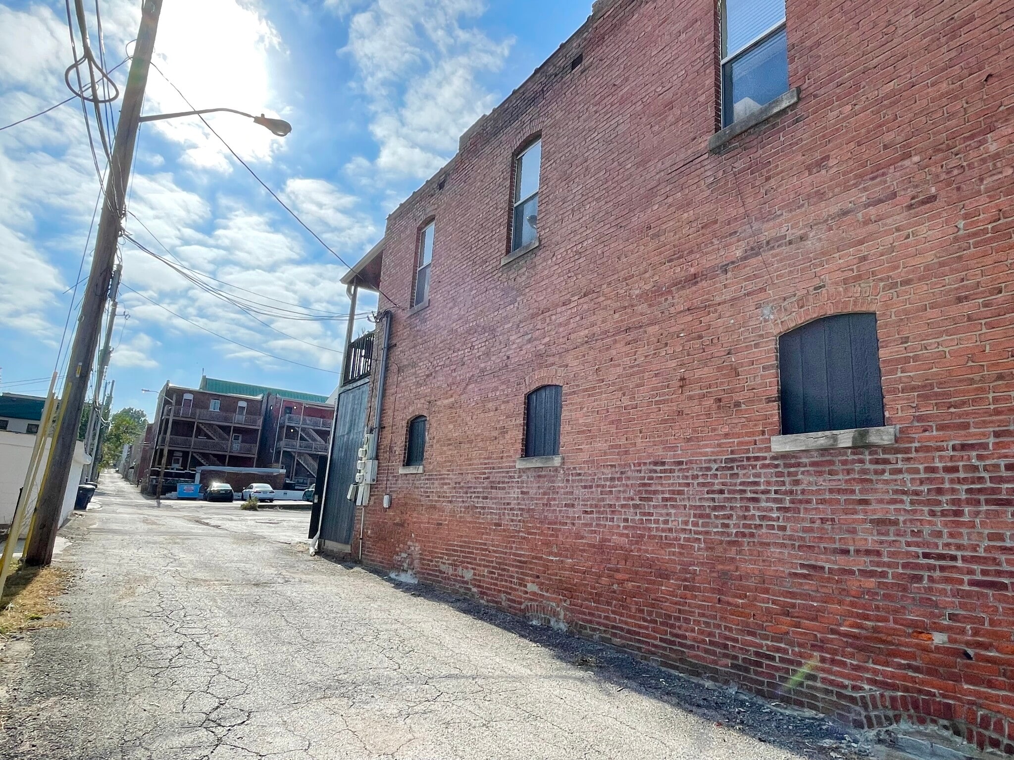 Building Photo - 911 E 5th St