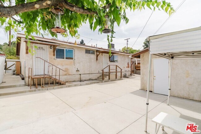 Building Photo - 10539 Samoa Ave