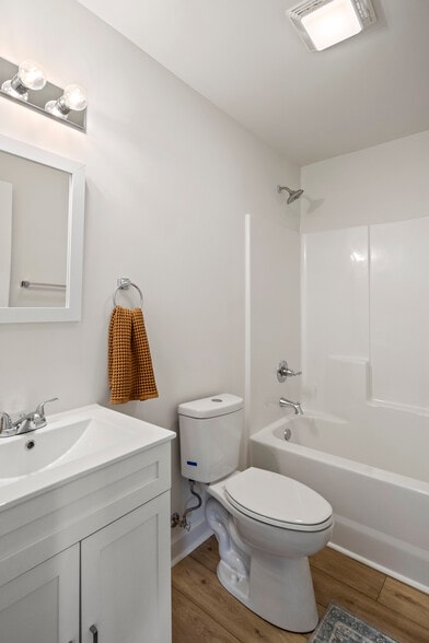 Guest bath - 7225 Howard Bennett Way