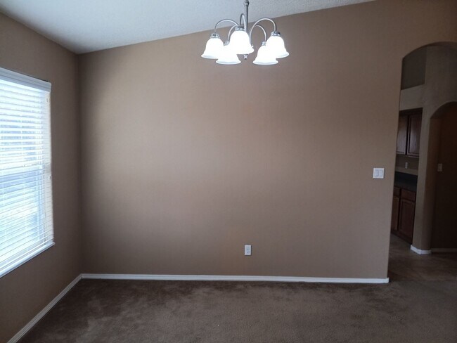 Building Photo - 4 Bedroom, 2 Bathroom! Lovely Home!