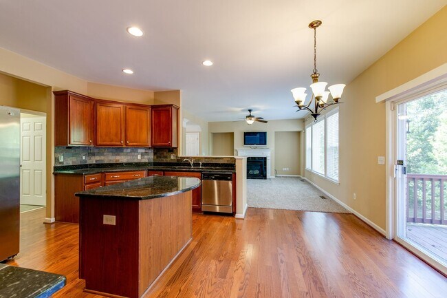 Building Photo - AVAILABLE NOW. 4 Bedroom 3 Bath. Over 3,00...