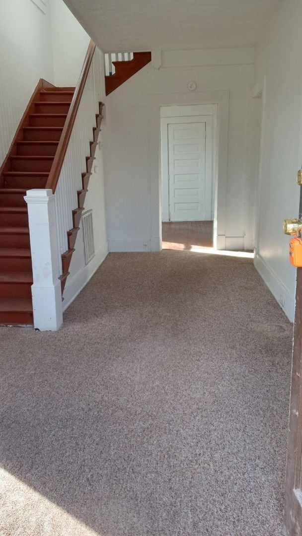 Building Photo - 5 Bedroom 1 Bath Available to Rent for $95...