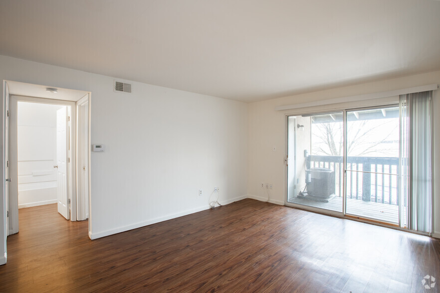 1BR. 1BA - 690 SF - Brighton Apartments