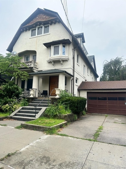 Building Photo - 409 W 261st St
