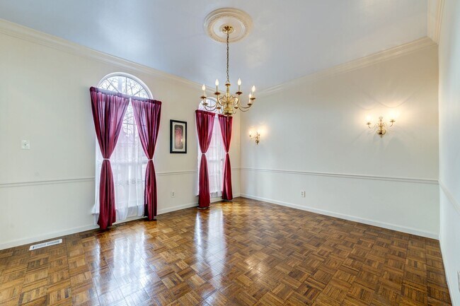 Building Photo - Spacious Parkway South Home with Walk-Out Basement & Large Backyard