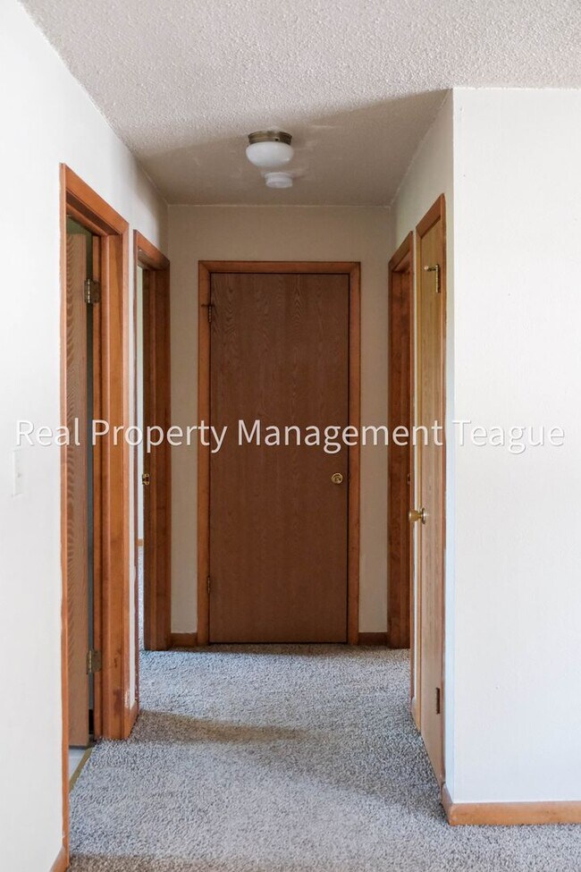 Building Photo - Pine Lane 32 B