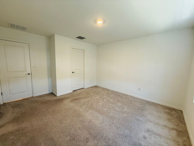 Building Photo - Townhome in The Townhomes of River Landing