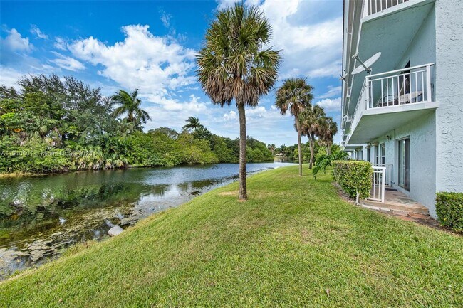 Building Photo - 405 S Pine Island Rd