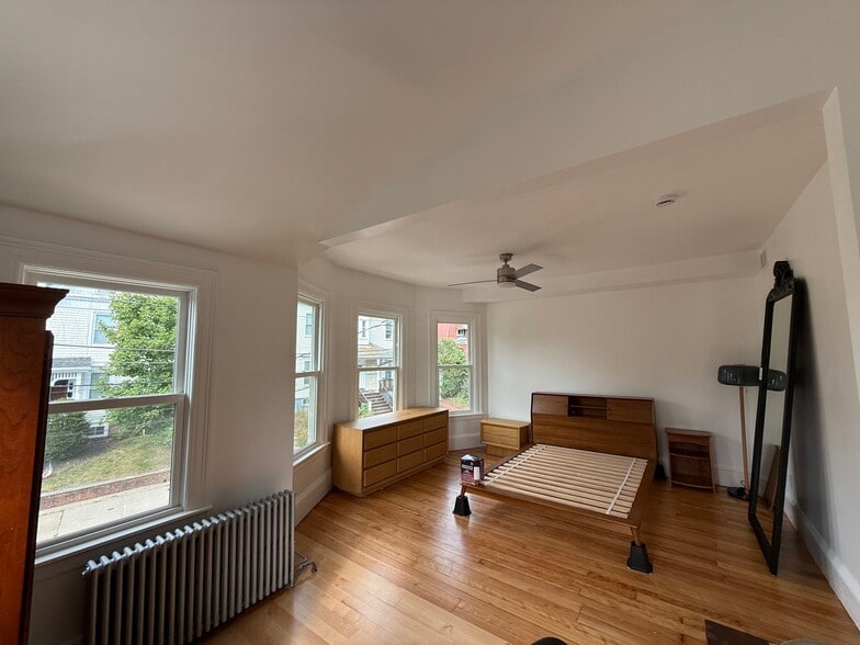 Building Photo - 96 Munroe St