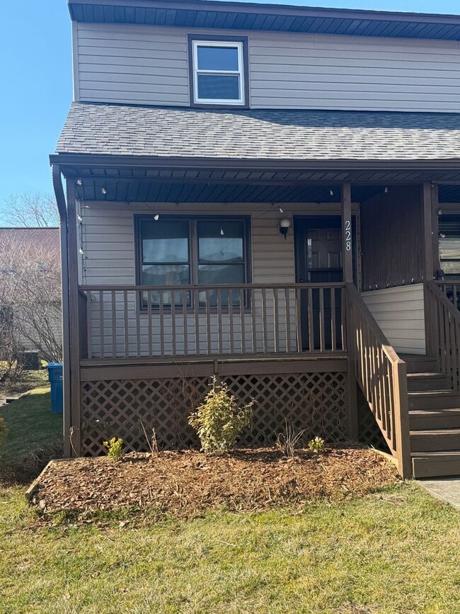 Building Photo - 228 Adams Ln