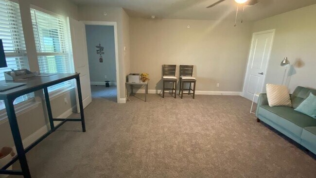 Building Photo - 2008 Naples Dr