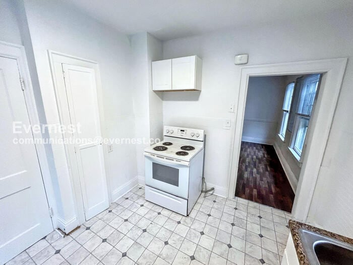 Building Photo - 802 E Broadway