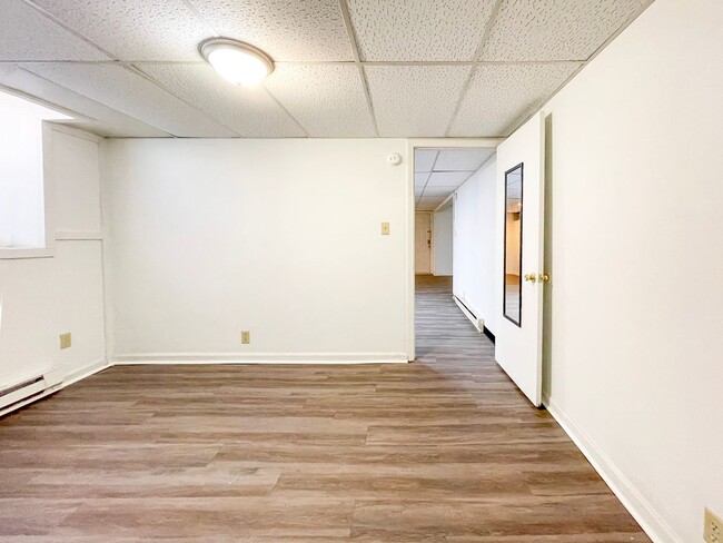 Building Photo - Preleasing for August 2026! 3 Bedroom Apar...