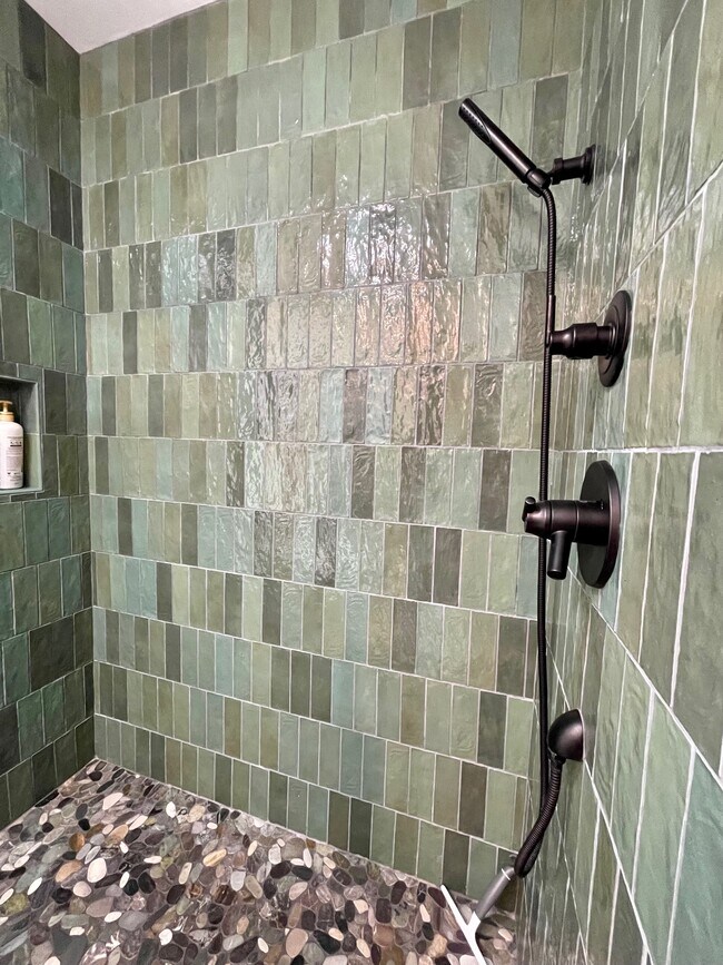 Building Photo - 258 Mountain View Dr