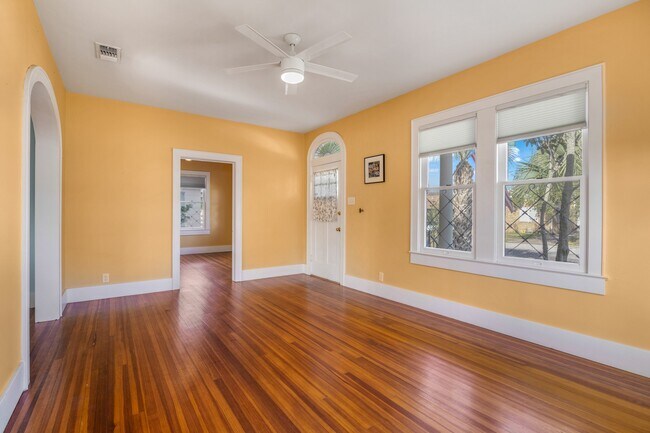 Building Photo - 4823 Fannin Dr