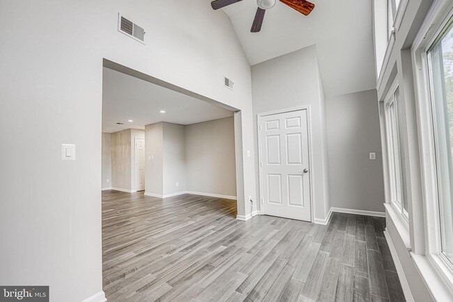 Building Photo - 2815 Lee Oaks Ct