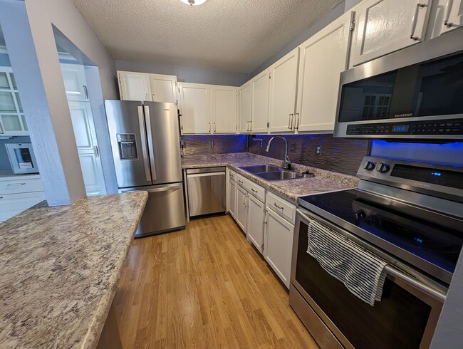 Building Photo - Updated 2bd/1ba Condo w/ Pool & Heated Par...