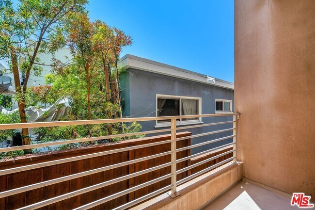Building Photo - 308 Gull St