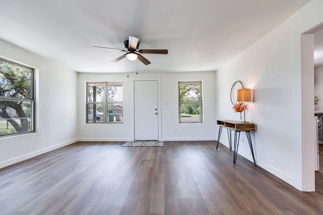 Building Photo - 512 E 18th St