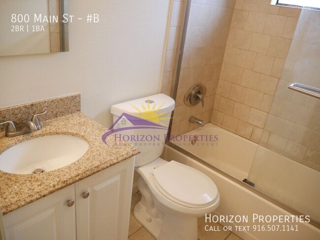 Building Photo - Remodeled 2 Bed 1 Bath Triplex Unit in Wes...