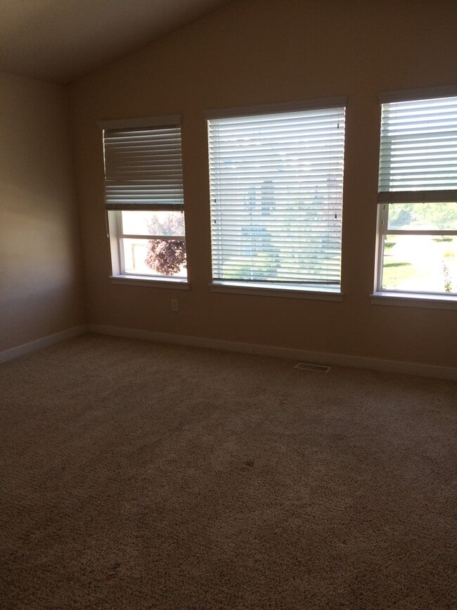 Building Photo - Luxury 3 Bedroom Townhome Available Now!!