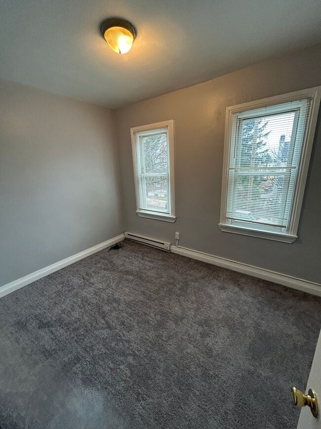 Building Photo - Vaccancies