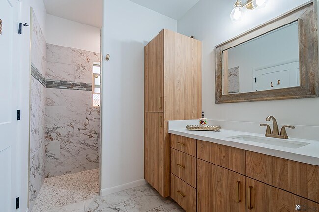 Building Photo - 3400 S Ave 7th E