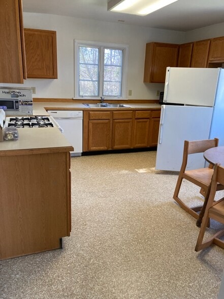 Kitchen - 931 E State St