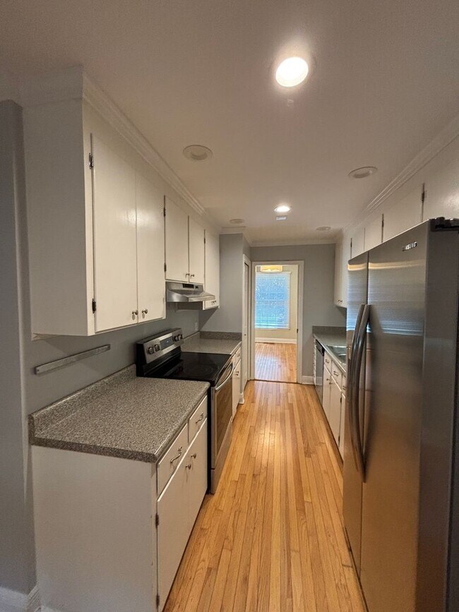 Building Photo - Rent Special! Half Month FREE!