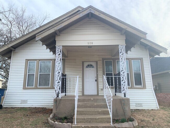 Primary Photo - 520 E Day St
