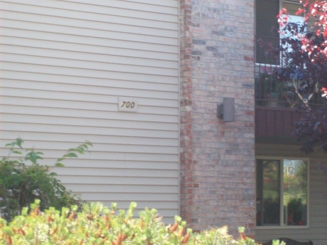 Building Photo - Price Reduction! 2 Bedroom Condo with a View.