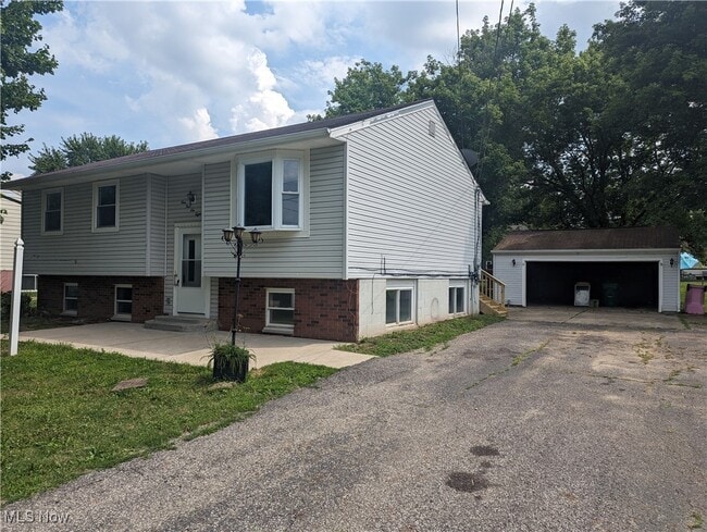 Building Photo - 15681 Oakdale St