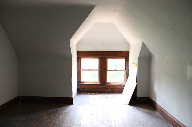 Building Photo - 1368 Forsythe Ave